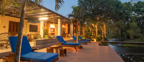 Exclusive Villa | Living area | IPod dock, MP3 dock
