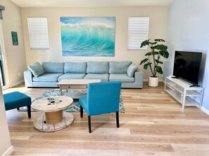 TV, stereo - Family Getaway in Oceanside. 1.5 mi to Beach & 7mi to Legoland! (Oceanside)