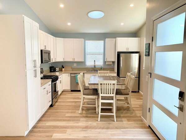 冷蔵庫、電子レンジ、オーブン、コンロ