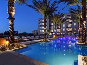 Outdoor pool - New Listing! Spacious Downtown 2bd with Resort Amenities (Phoenix)