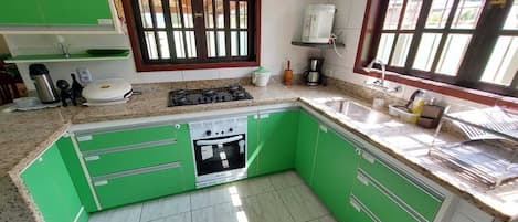 Frigorifero, microonde, forno, piano cottura