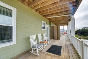 Terrace/patio - Emerald Isle Getaway w/ Decks & Beach Views! (Emerald Isle)
