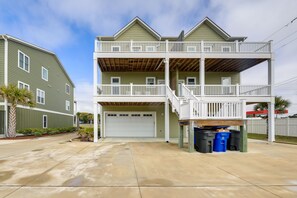 Exterior - Emerald Isle Getaway w/ Decks & Beach Views! (Emerald Isle)