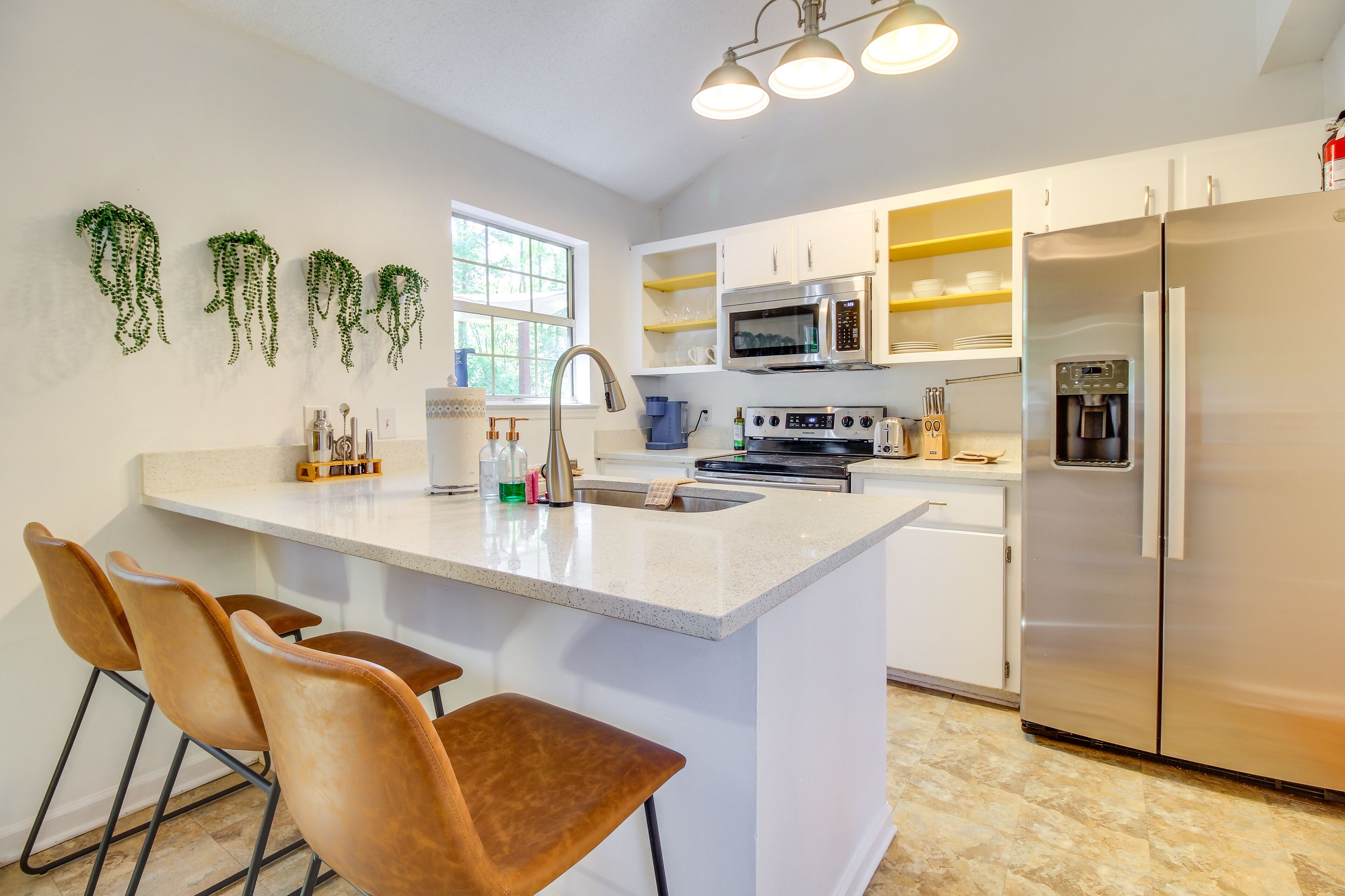 Cheerful Savannah Vacation Rental with Fire Pit!