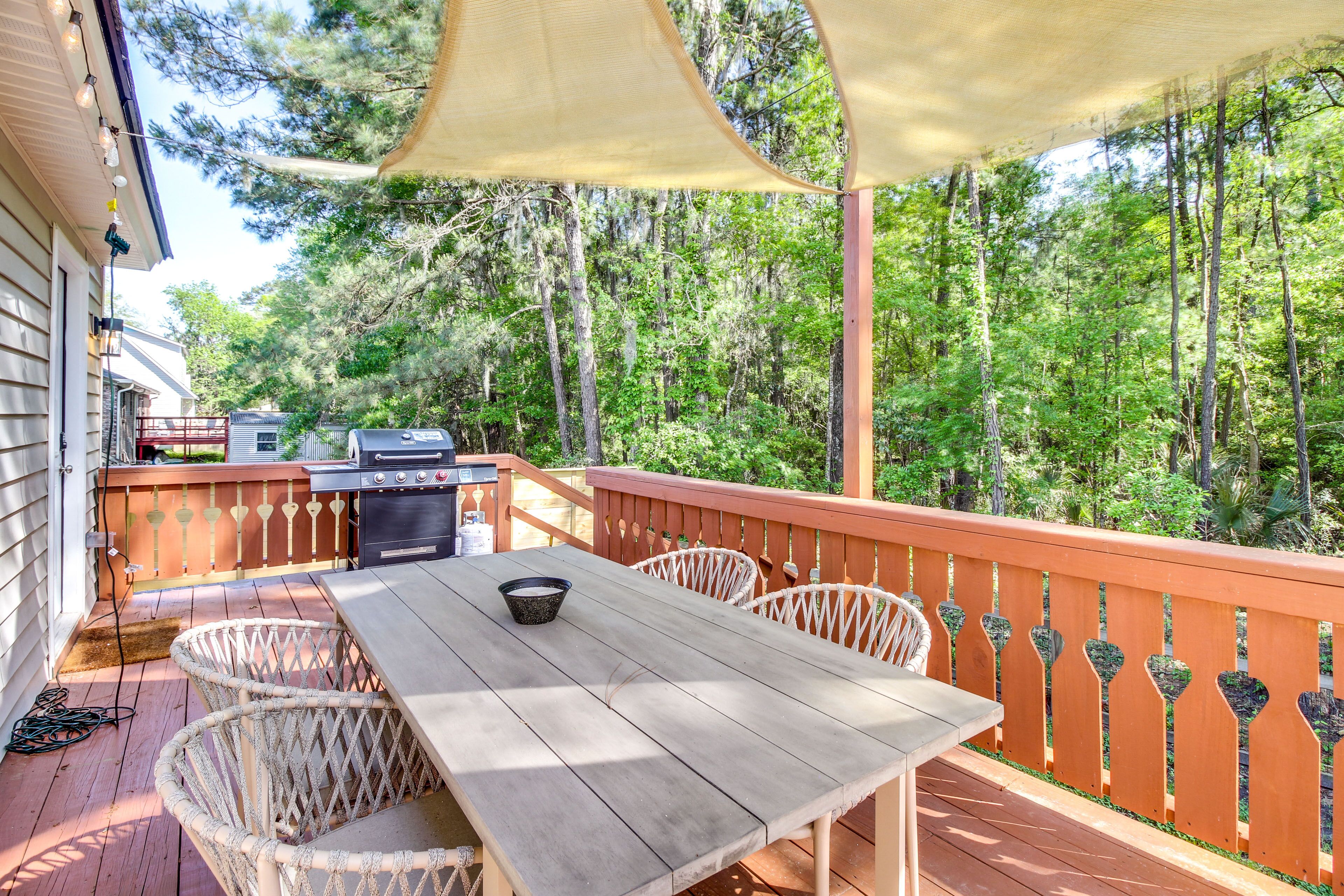 Cheerful Savannah Vacation Rental with Fire Pit!