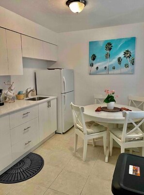 Frigorifero, piano cottura, tavolo da pranzo