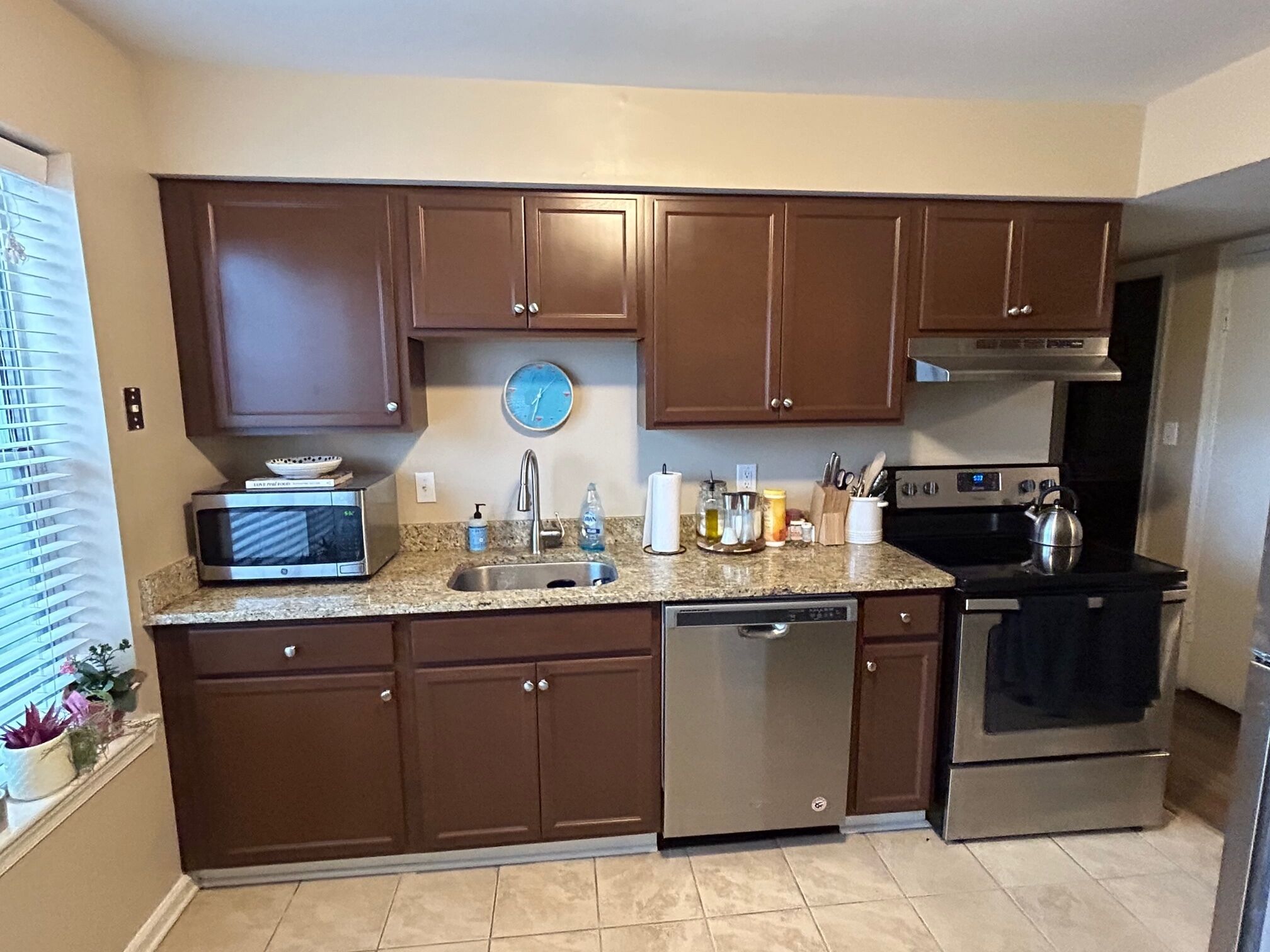 Fridge, microwave, oven, coffee/tea maker