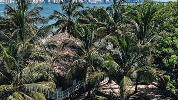 Piscina externa, funciona das 9h às 18h, guarda-sóis, espreguiçadeiras