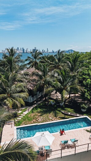 Una piscina al aire libre (de 09:00 a 18:00), sombrillas, tumbonas