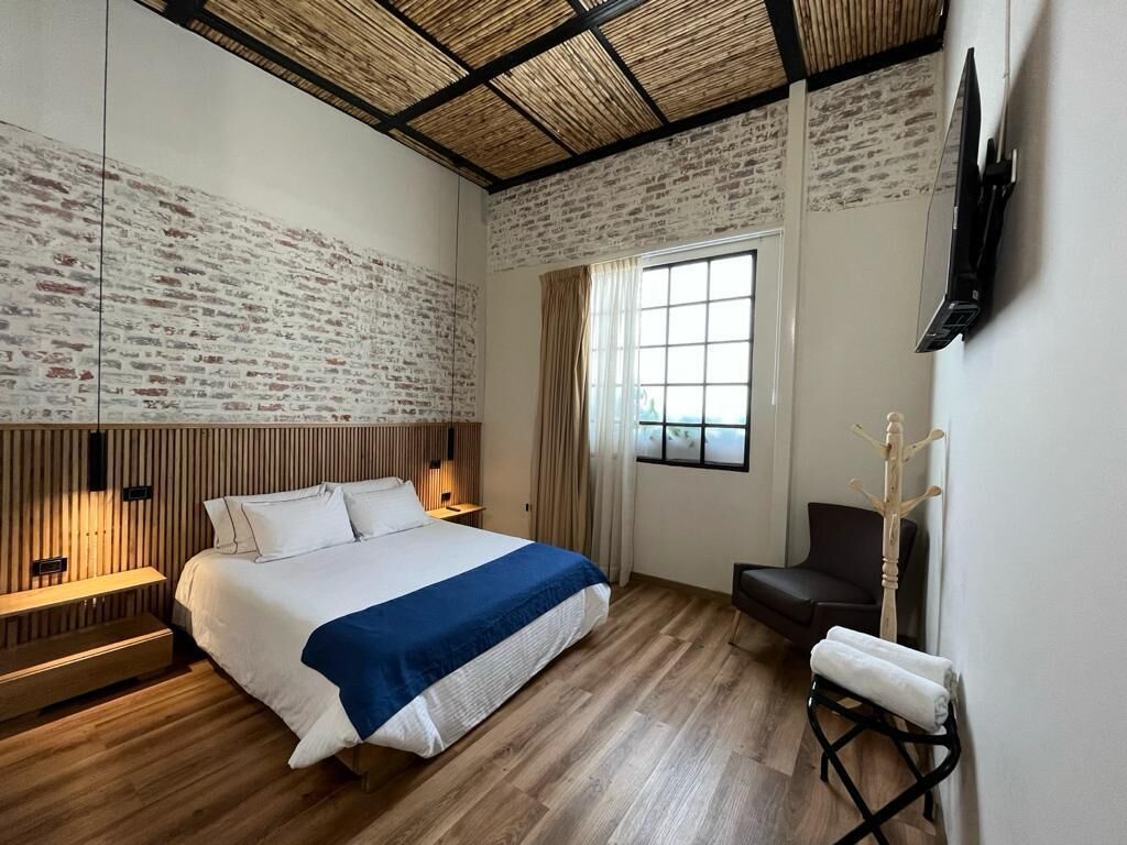 7 bedrooms, desk, WiFi, bed sheets