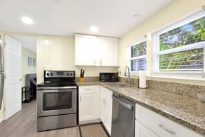 Køleskab, mikrobølgeovn, ovn, kogeplade