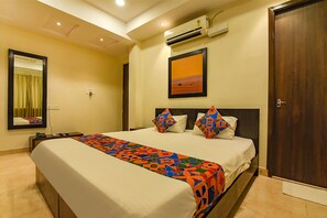 Deluxe Room | Egyptian cotton sheets, premium bedding, in-room safe, desk