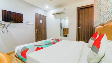 Egyptian cotton sheets, premium bedding, in-room safe, desk