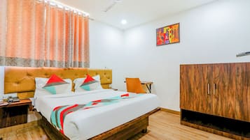 Deluxe Room | Egyptian cotton sheets, premium bedding, in-room safe, desk