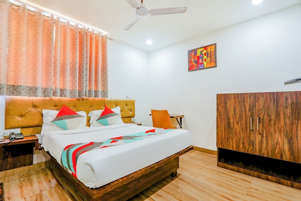 Egyptian cotton sheets, premium bedding, in-room safe, desk