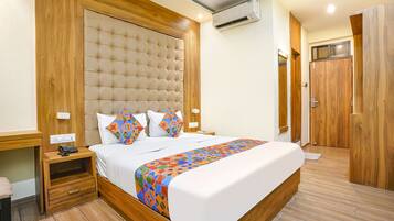 Egyptian cotton sheets, premium bedding, in-room safe, desk