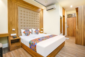 Egyptian cotton sheets, premium bedding, in-room safe, desk