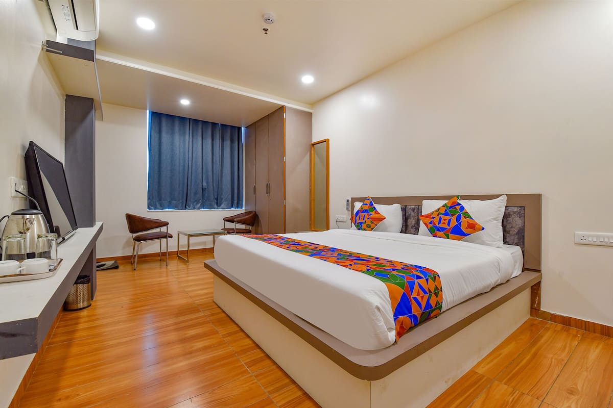 Premium Room | Egyptian cotton sheets, premium bedding, in-room safe, desk