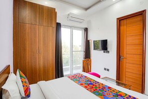 ملاءات من القطن المصري وأغطية فراش متميزة وخزنة داخل الغرفة ومكتب