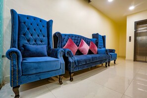 Coin salon dans le hall