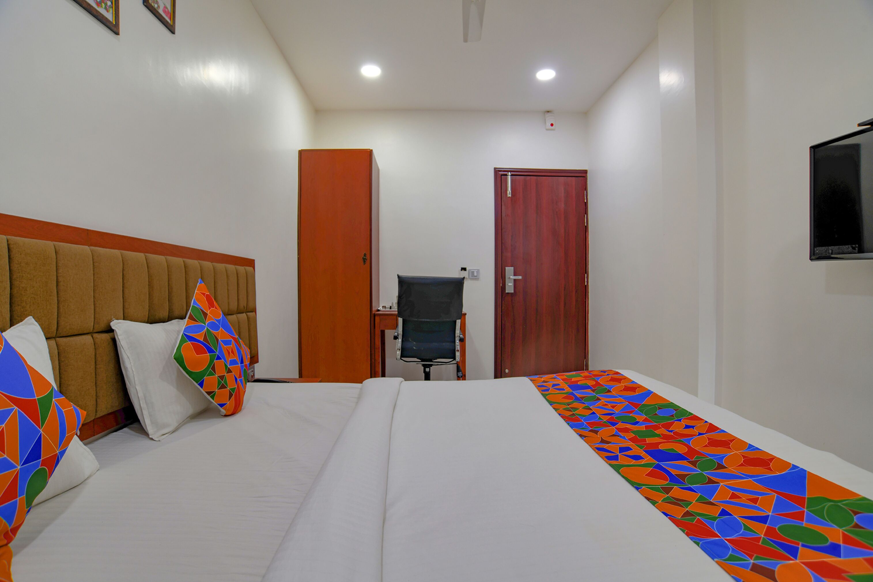 egyptian cotton sheets, premium bedding, in-room safe, desk