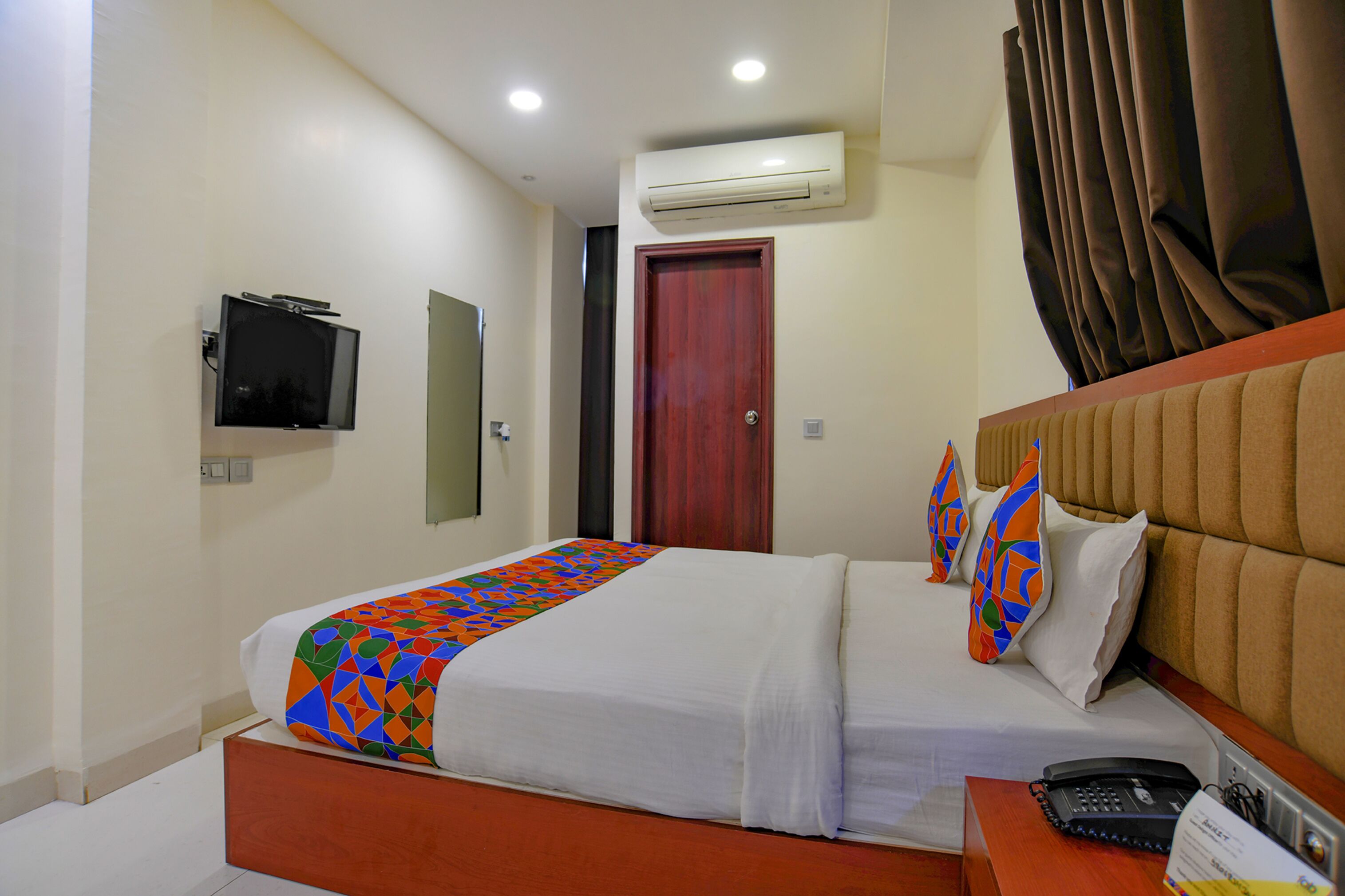 egyptian cotton sheets, premium bedding, in-room safe, desk