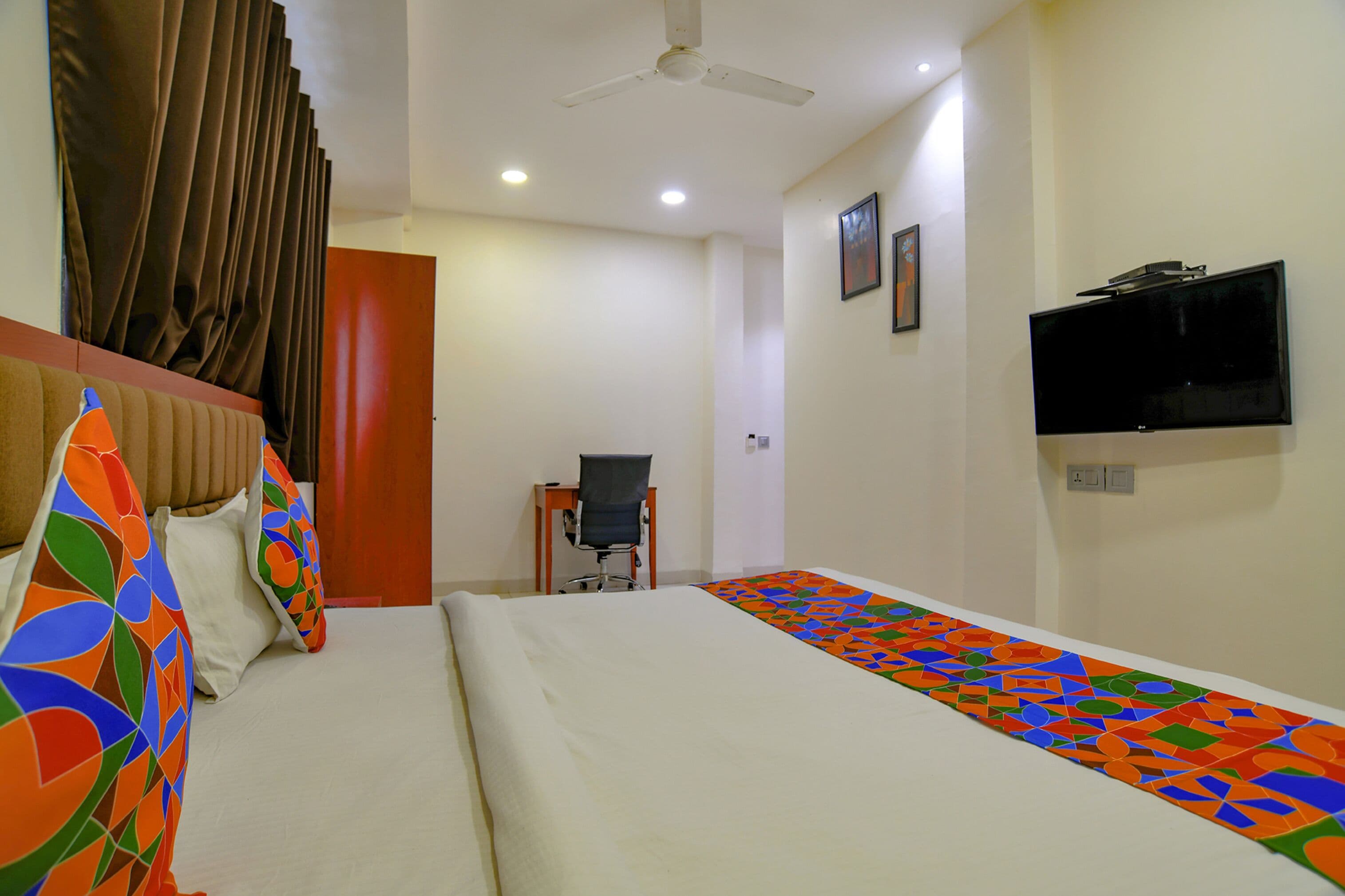 egyptian cotton sheets, premium bedding, in-room safe, desk