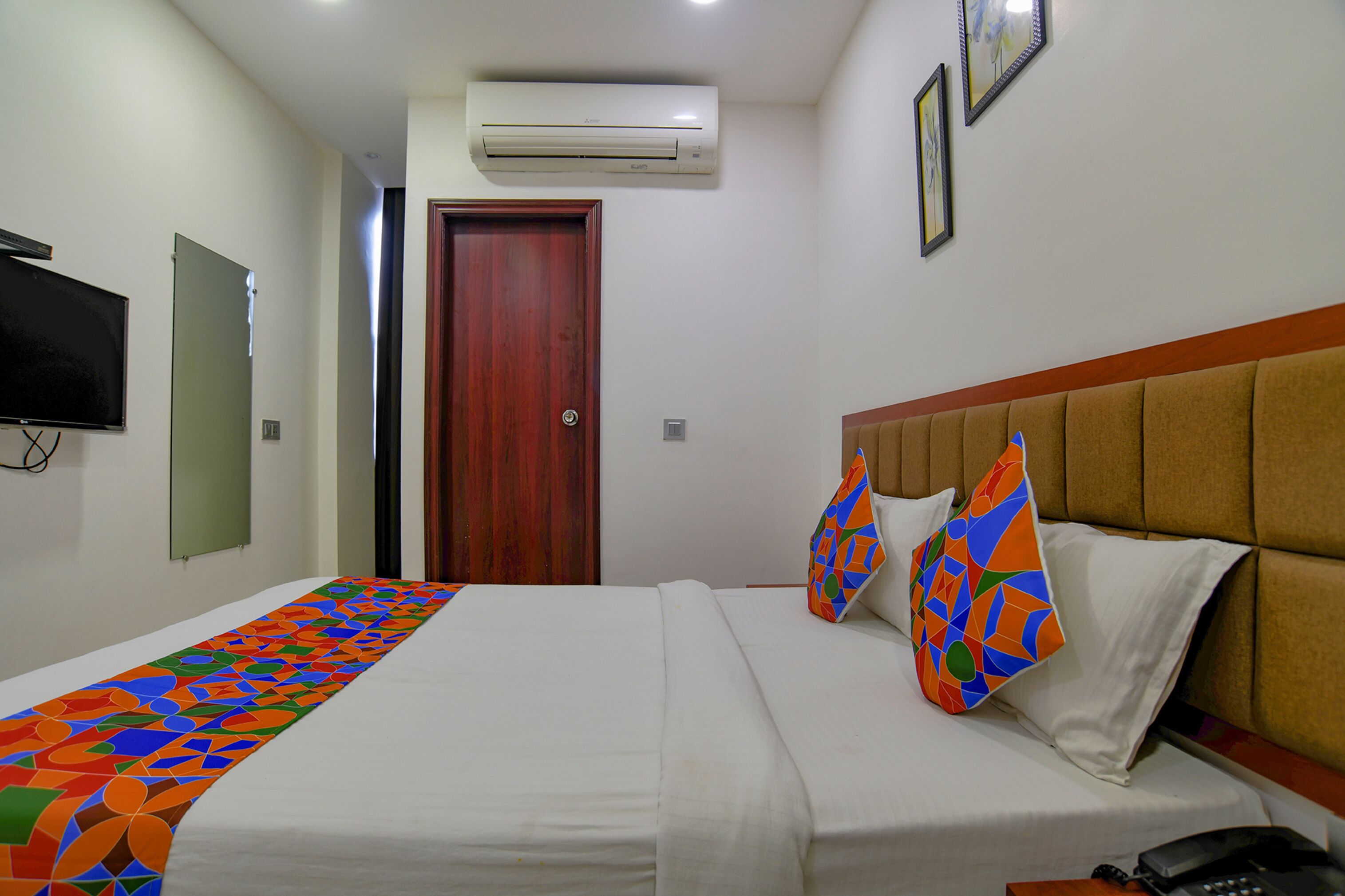 egyptian cotton sheets, premium bedding, in-room safe, desk