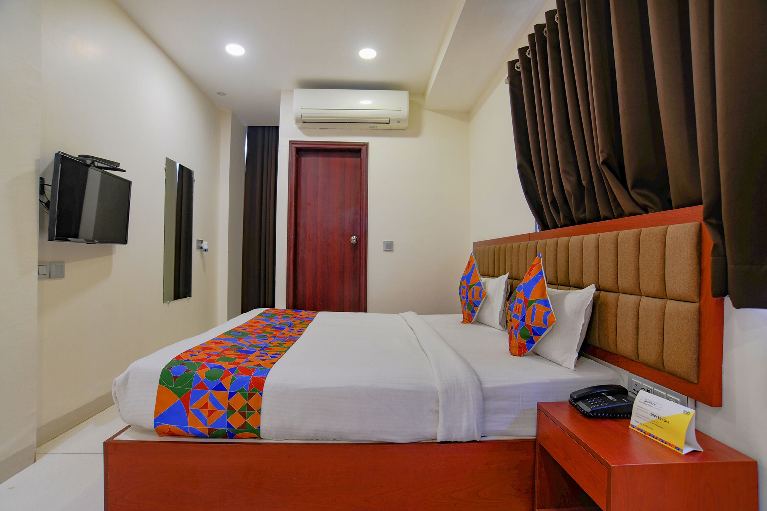 egyptian cotton sheets, premium bedding, in-room safe, desk