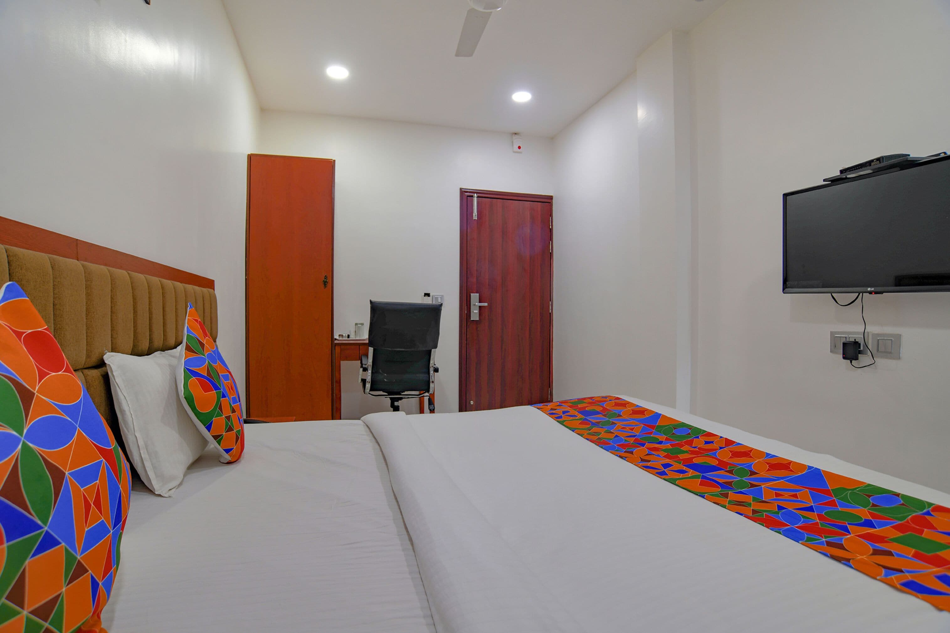 egyptian cotton sheets, premium bedding, in-room safe, desk