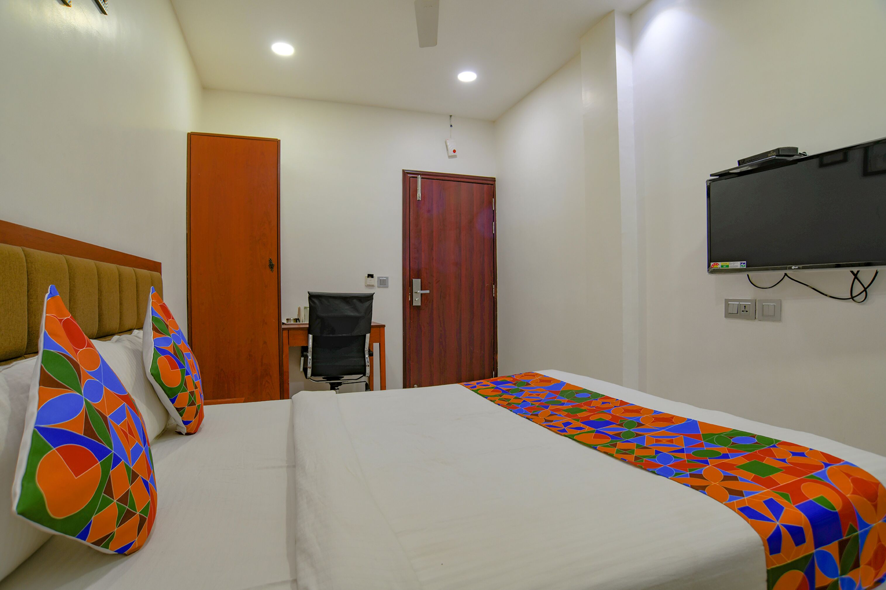 egyptian cotton sheets, premium bedding, in-room safe, desk