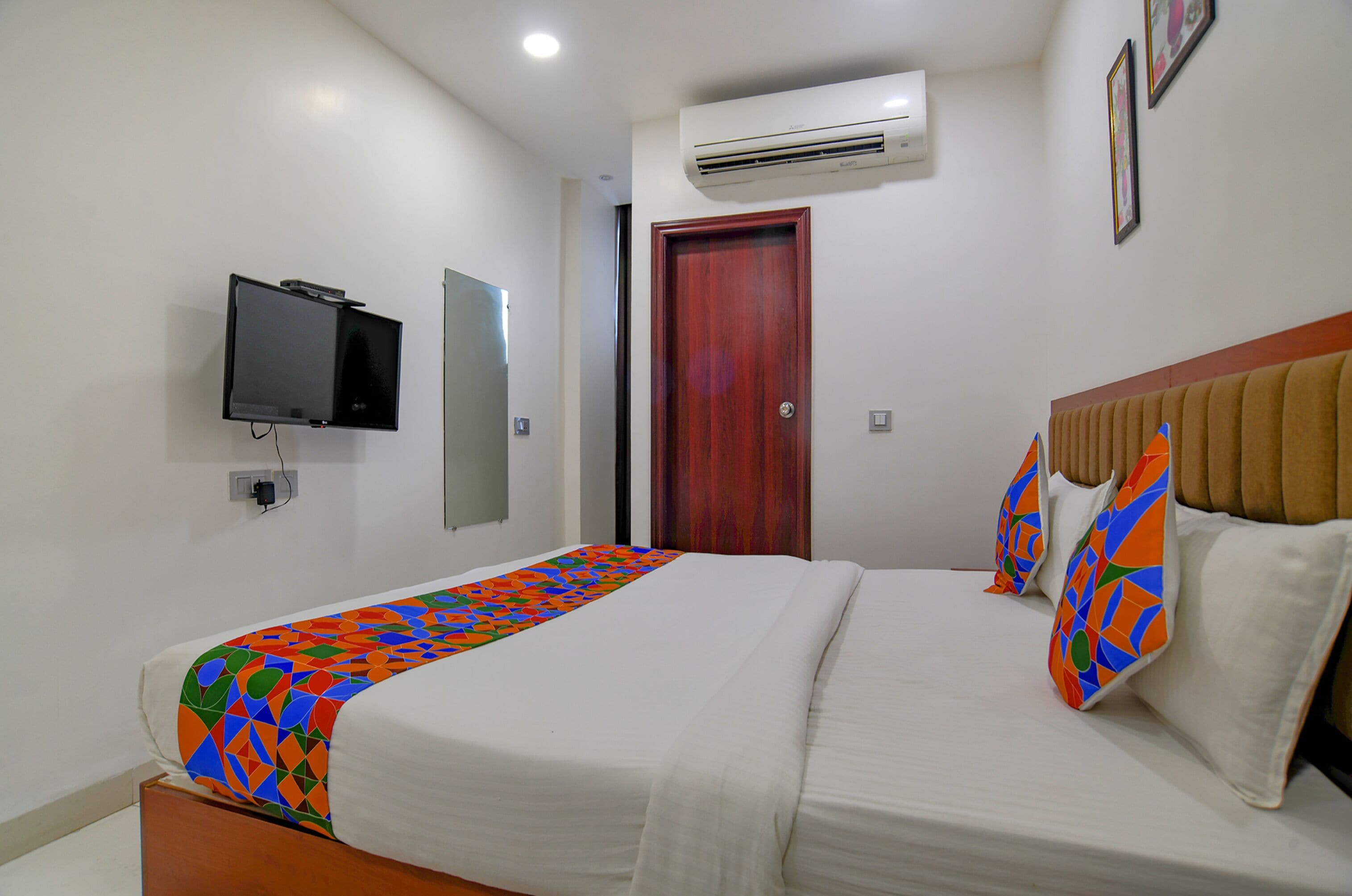 egyptian cotton sheets, premium bedding, in-room safe, desk