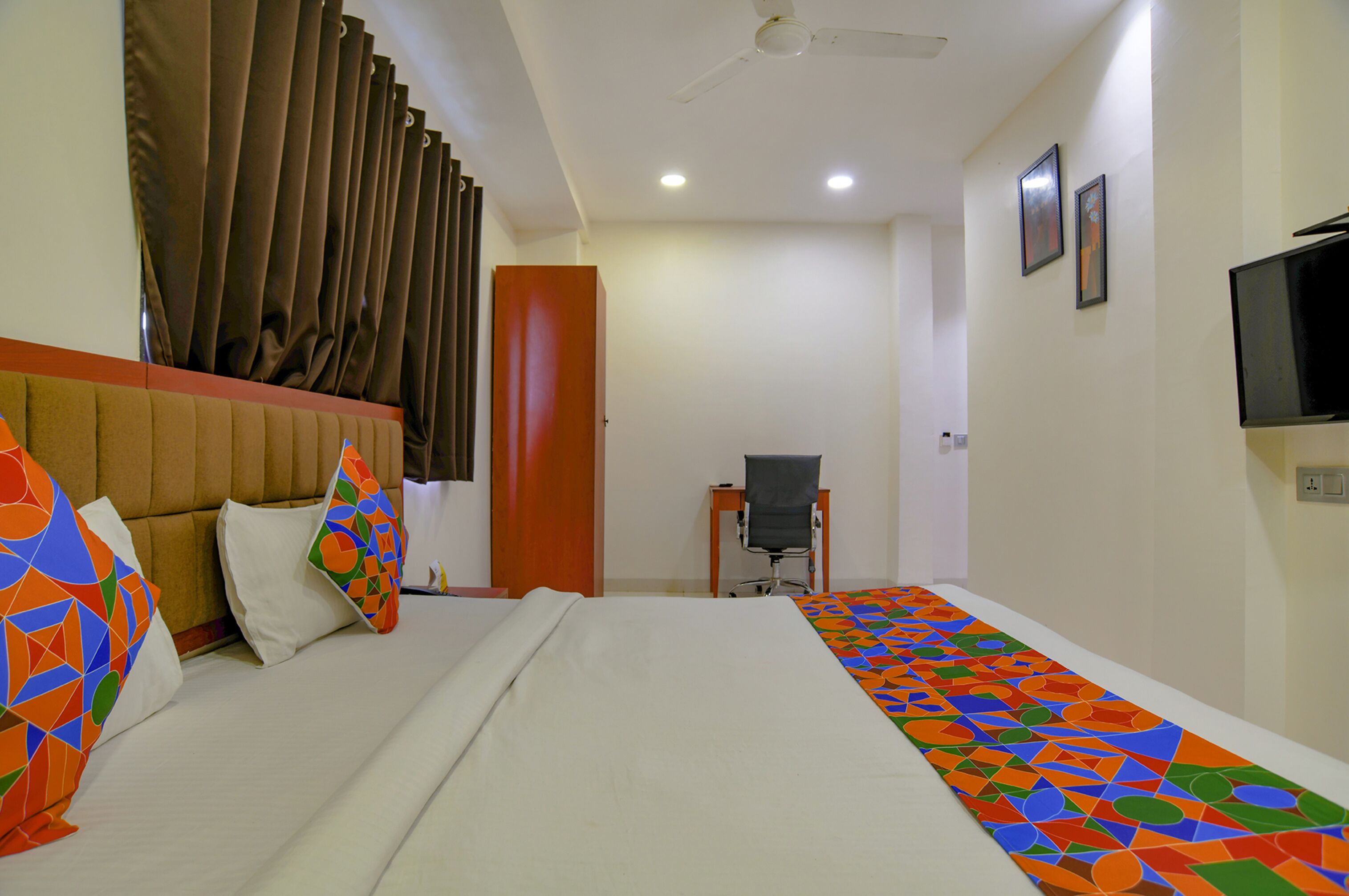 egyptian cotton sheets, premium bedding, in-room safe, desk