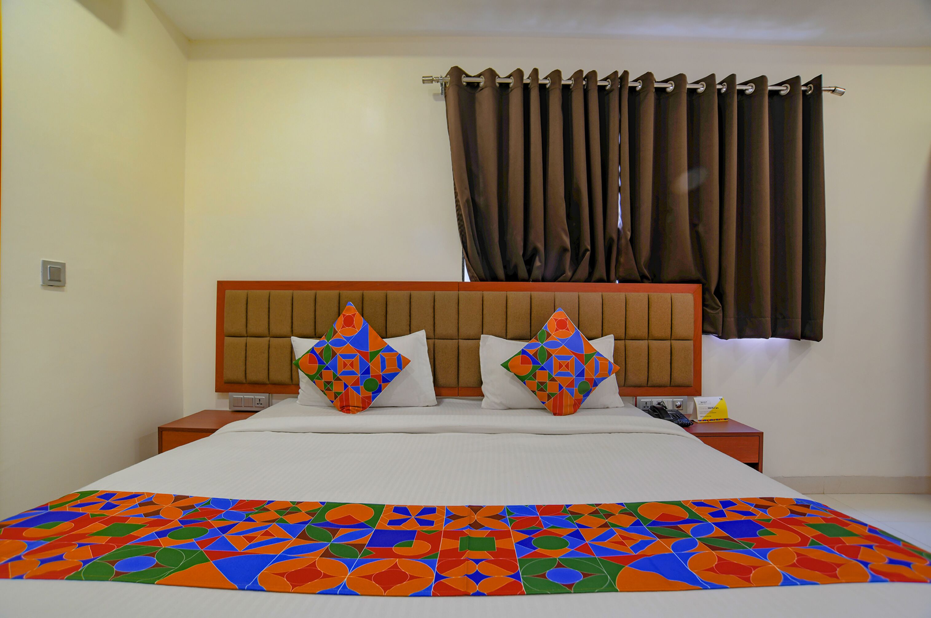 Egyptian cotton sheets, premium bedding, in-room safe, desk