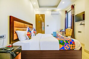 Deluxe Room | Egyptian cotton sheets, premium bedding, in-room safe, desk - Fabhotel Floyd (New Delhi)