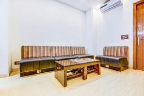 Een 28-inch lcd-televisie met kabelzenders en een televisie