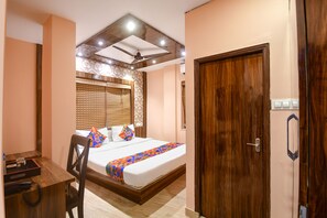 Egyptian cotton sheets, premium bedding, in-room safe, desk - Fabhotel Imperio I (Kolkata)