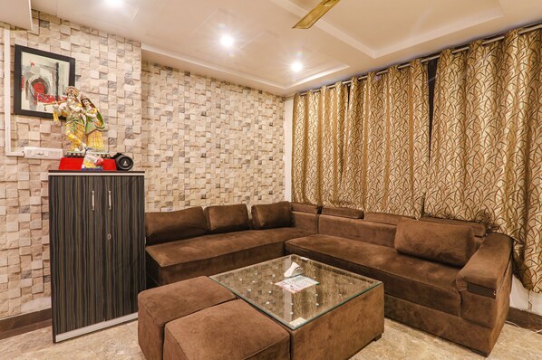 Lobby sitting area - Fabhotel The Villa (Kanpur)