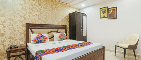 Chambre exécutive | Draps en coton égyptien, literie de qualité, coffre-fort, bureau