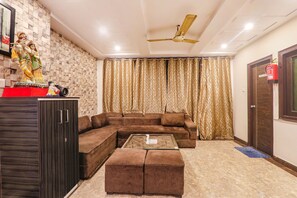 Lobby sitting area - Fabhotel The Villa (Kanpur)