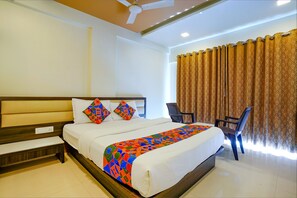 Egyptian cotton sheets, premium bedding, in-room safe, desk - Fabhotel Ramjis Residency (Nashik)