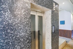 Elevator - Fabhotel The Horizon (Noida)