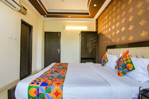 Egyptian cotton sheets, premium bedding, in-room safe, desk - Fabhotel City Palace (Dehradun)