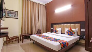 Deluxe Room | Egyptian cotton sheets, premium bedding, in-room safe, desk