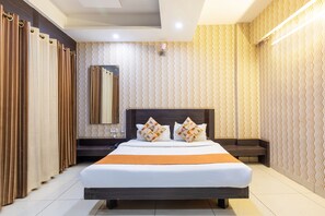Executive Room | Egyptian cotton sheets, premium bedding, in-room safe, free WiFi - Fabhotel Shree Regency (Bhopal)