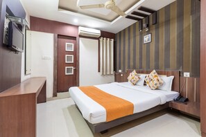 Egyptian cotton sheets, premium bedding, in-room safe, free WiFi - Fabhotel Shree Regency (Bhopal)