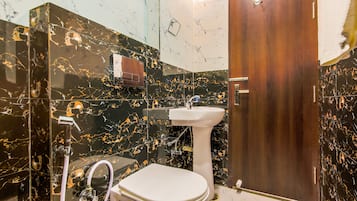 Camera Deluxe | Bagno | Doccia, soffione a pioggia, set di cortesia gratuito, asciugamani