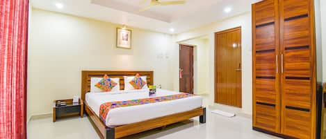 Deluxe Room | Egyptian cotton sheets, premium bedding, in-room safe, desk