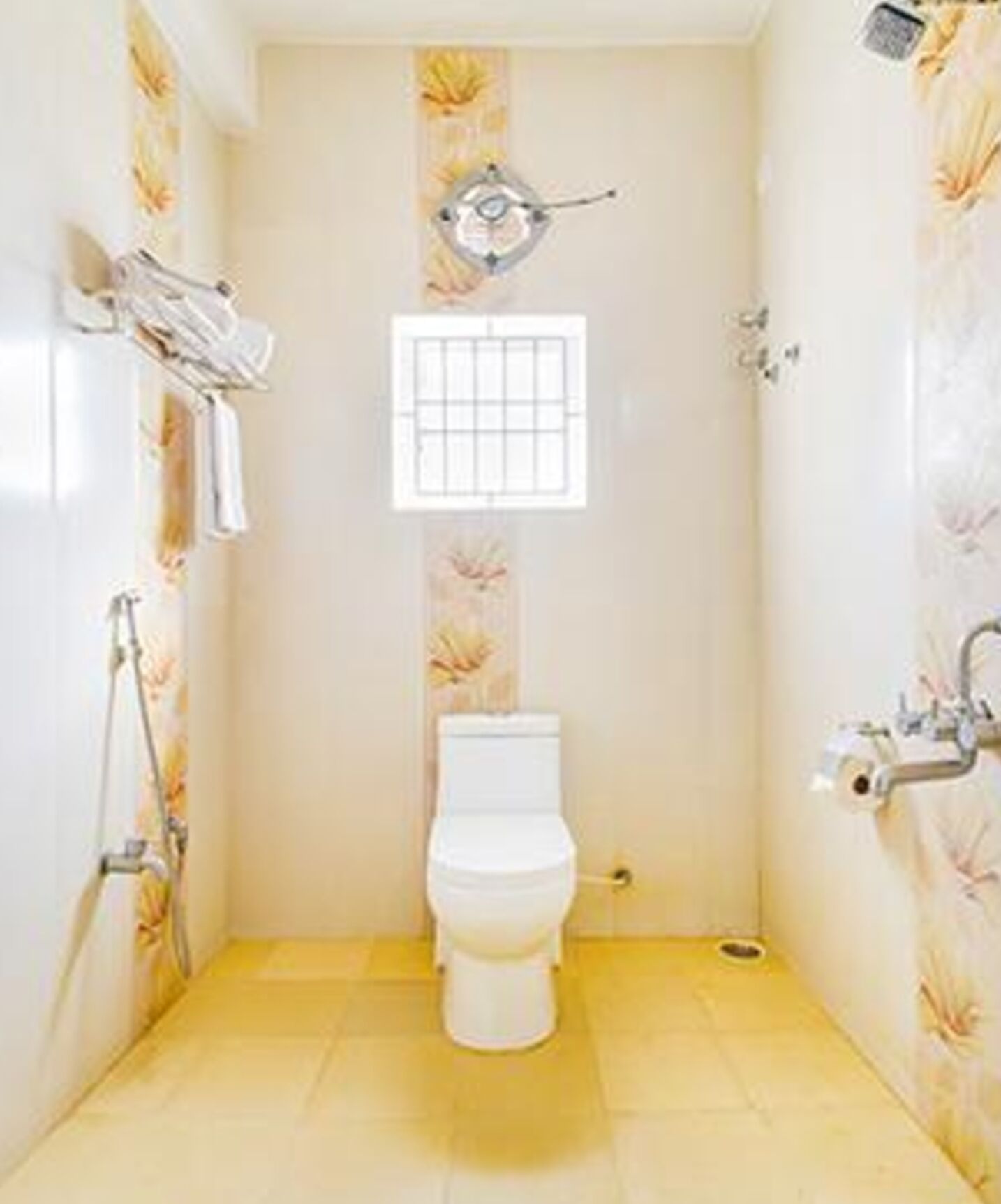 deluxe room | bathroom | shower, rainfall showerhead, free toiletries, towels