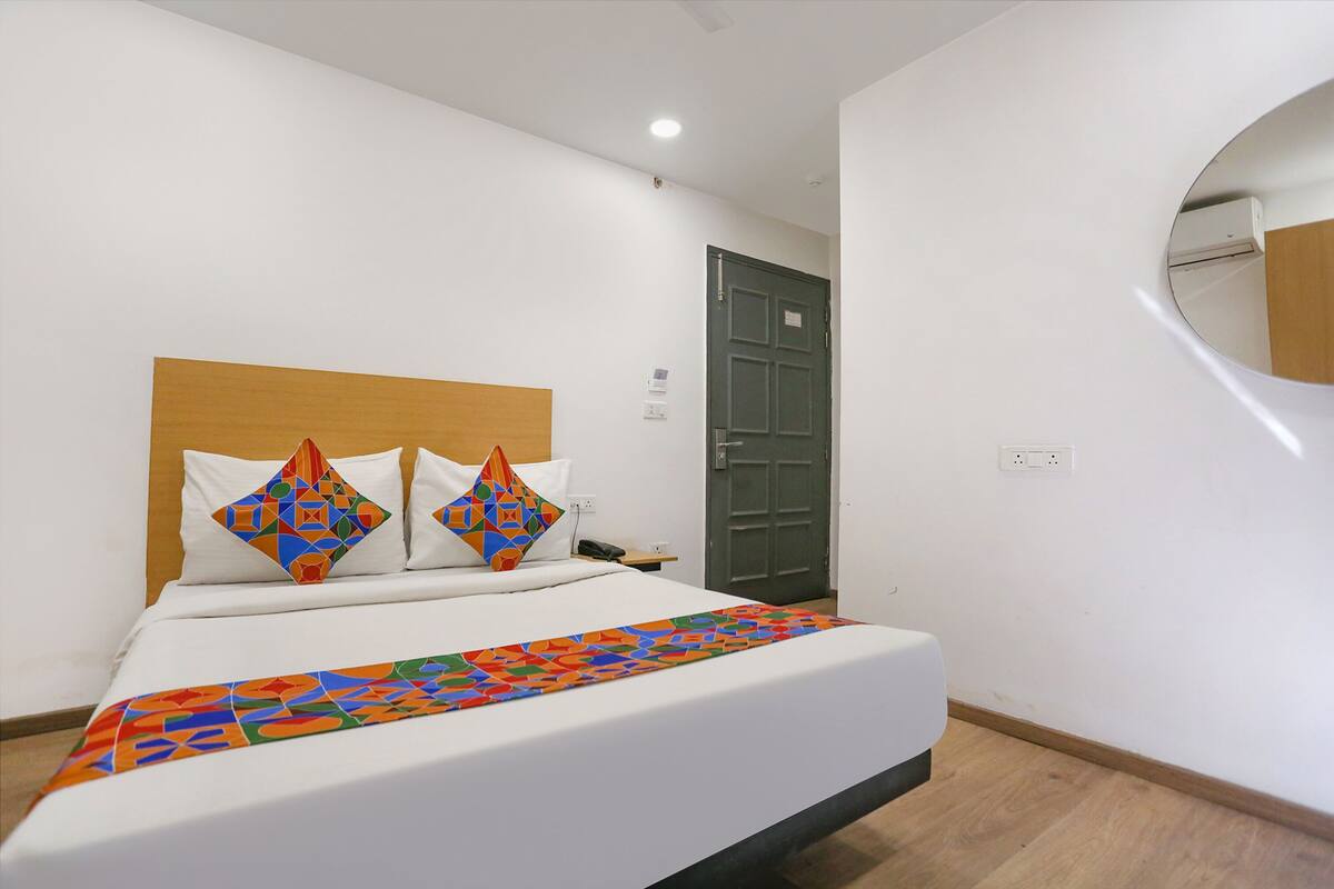 Deluxe Room | Egyptian cotton sheets, premium bedding, in-room safe, WiFi (free)